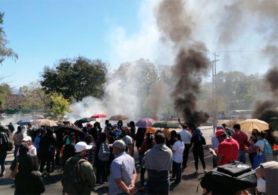 Los maestros siguen quemando llantas en el bulevar FFAA
