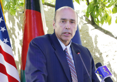 El gobierno contratará de asesor a exembajador de EE.UU. Hugo Llorens