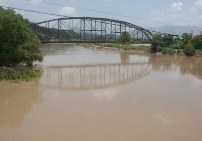 Continúan evacuando a los habitantes en las proximidades del río Ulúa