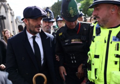 David Beckham espera en largas filas para rendir honores a la reina Isabel
