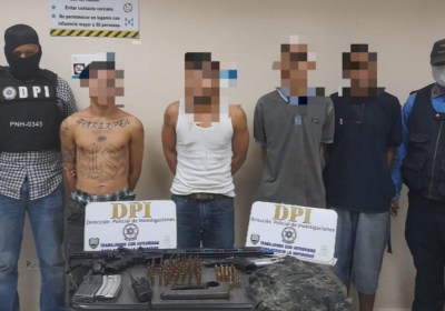 DPI captura a cuatro pandilleros con armas y vestimenta militar