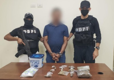 Capturan a un guardia de seguridad con varios envoltorios de droga