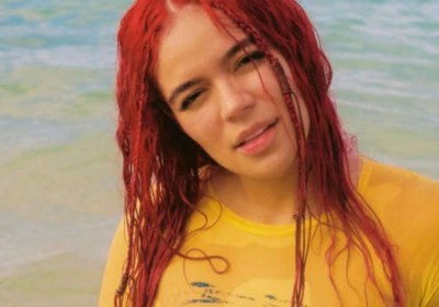 ¡Ay, Dios mío! Karol G con camiseta mojada presume sensual piercing en lugar íntimo