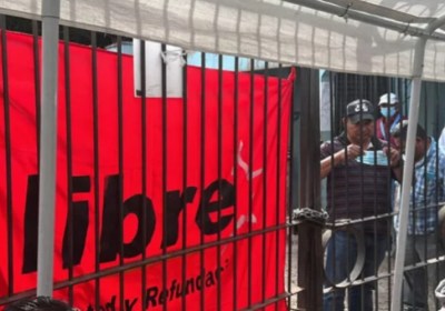 Colectivos queman llantas exigiendo acuerdos laborales permanentes