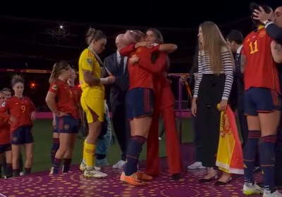 FIFA abre procedimiento a Rubiales por besuquear jugadora