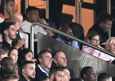 Mbappé mira el primer partido del PSG en las graderías