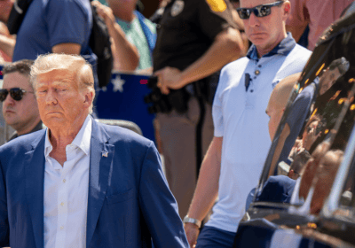 Trump se entrega a las autoridades