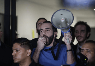 Bukele presenta solicitud de inscripción para reelegirse