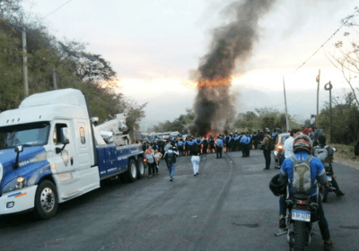 Protesta por falta de agua potable en la salida a Olancho