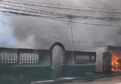 Un incendio arrasa con ocho negocios en Roatán