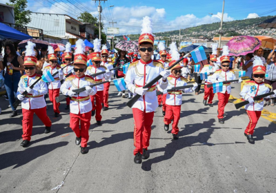 GALERÍA: Centros básicos desfilan para rendirle honor la patria