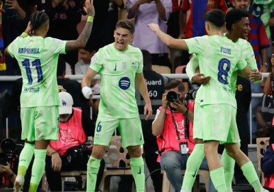 El Barcelona remonta al Atlético para aferrarse a la punta
