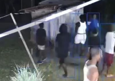 VIDEO: Jóvenes se agarran a machetazos en Punta Gorda, Roatán