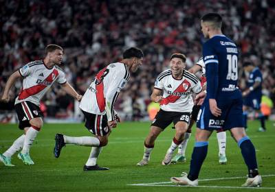Boca y River ganan 1-0 sus compromisos ante Independiente y Racing