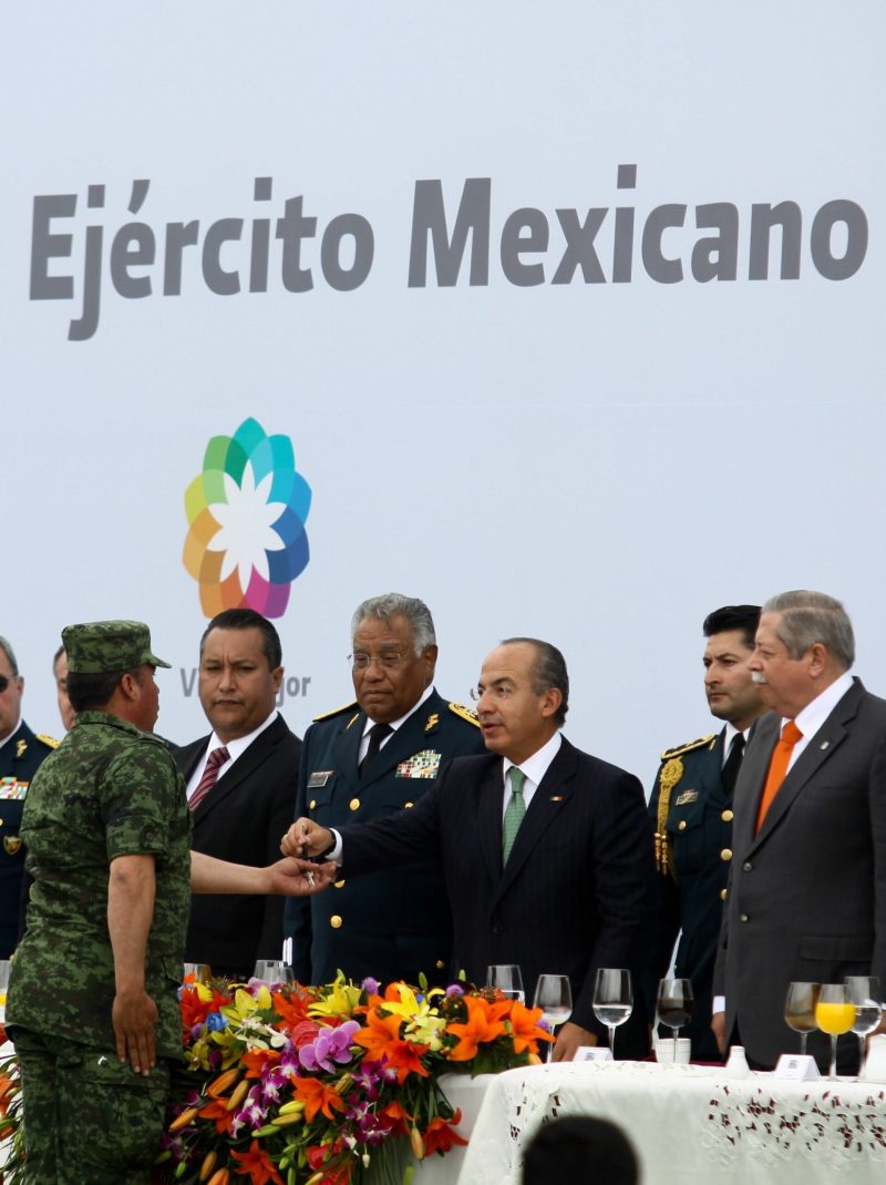 Felipe Calderón en compañía de elementos del ejército mexicano