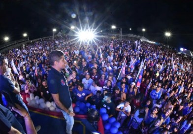 Neto reúne 30 mil pessoas em Campo Formoso