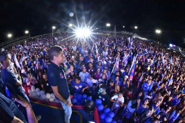 Neto reúne 30 mil pessoas em Campo Formoso