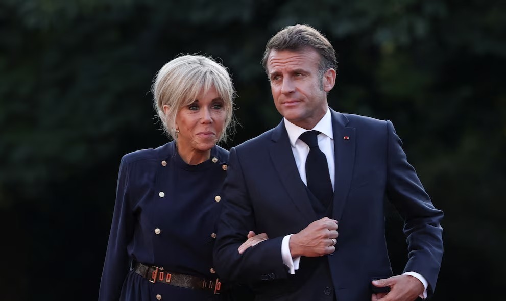 Los Macron presentarán pruebas para demostrar que Brigitte es una mujer 2 Emmanuel Macron