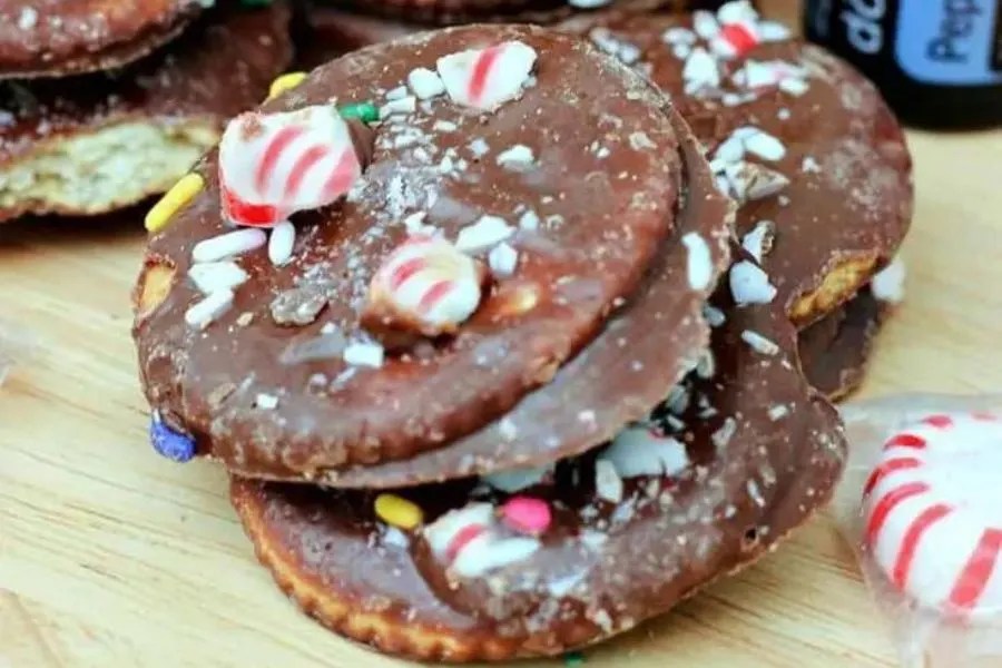 No bake cracker cookies with chocolate and peppermint.