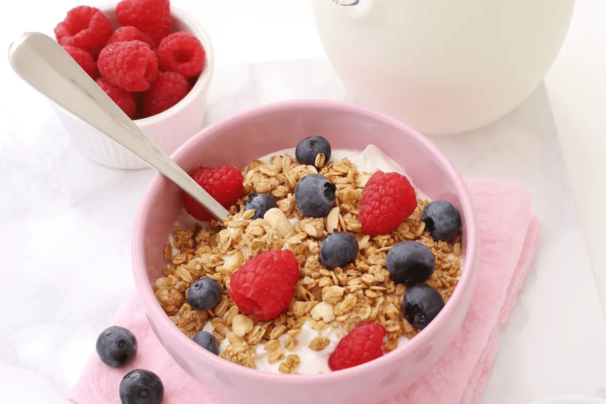 Strawberries and cream oatmeal: healthy breakfast recipes