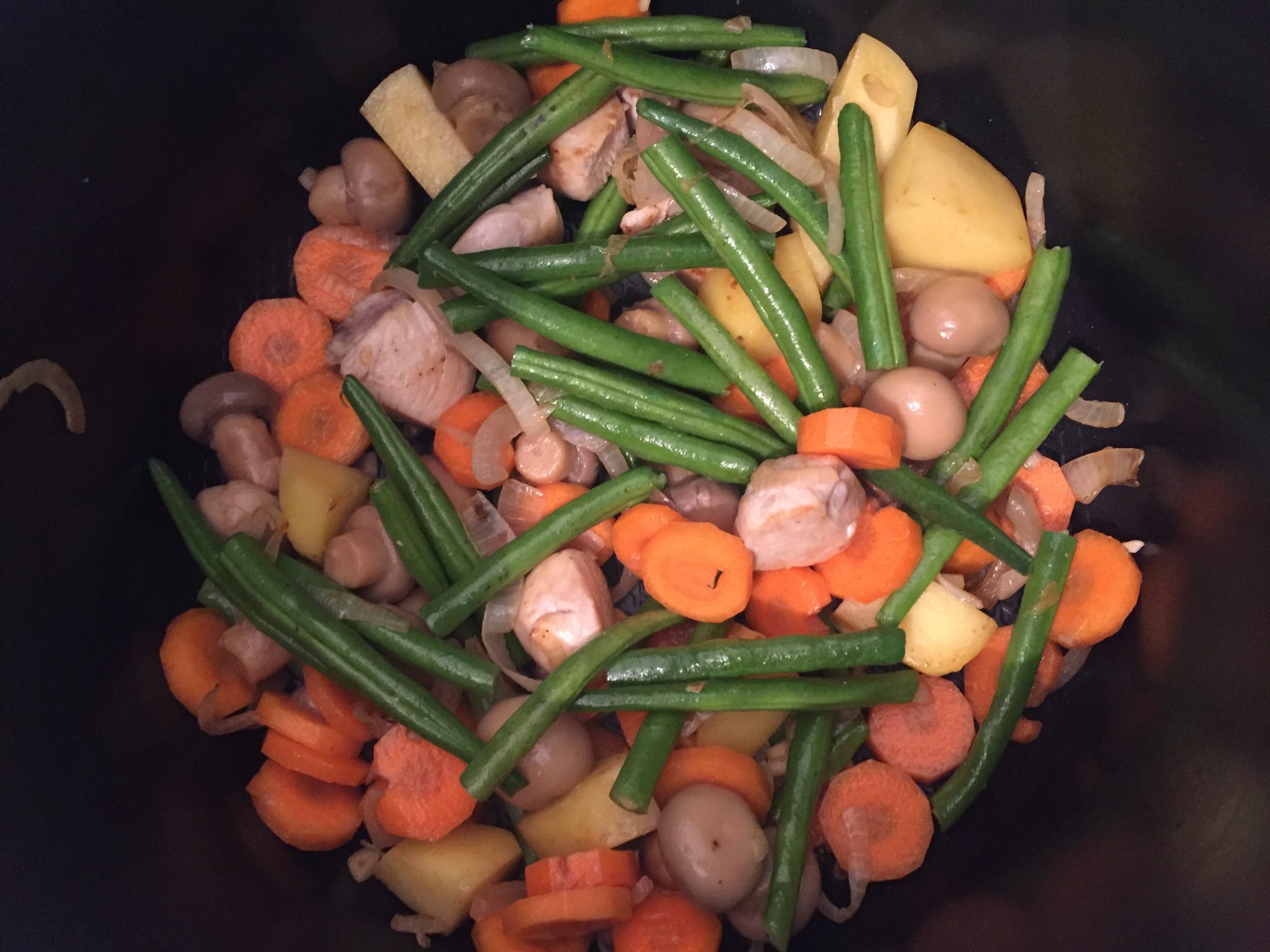 Recette Cookeo Poulet Pomme De Terre Champignon Poulet avec sa Poêlée pomme de terre, haricots verts frais, carotte et  champignons - Recette Cookeo