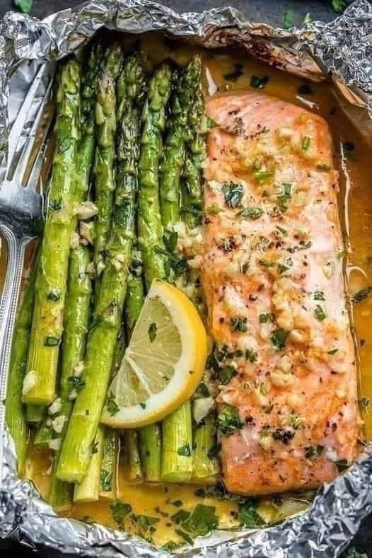 Salmon and Asparagus in Garlic Sauce 