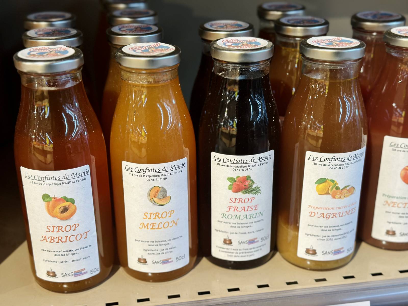 Sélection de sirops locaux, à La Crau proche de Hyères dans le Var.