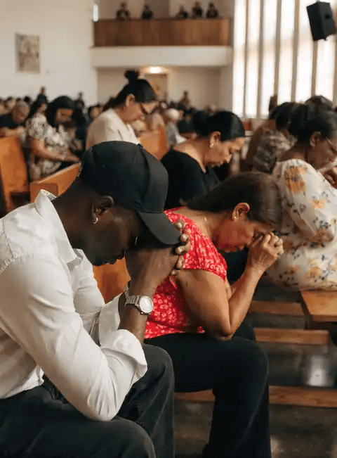 Congregation in prayer at COP Cincinnati Central