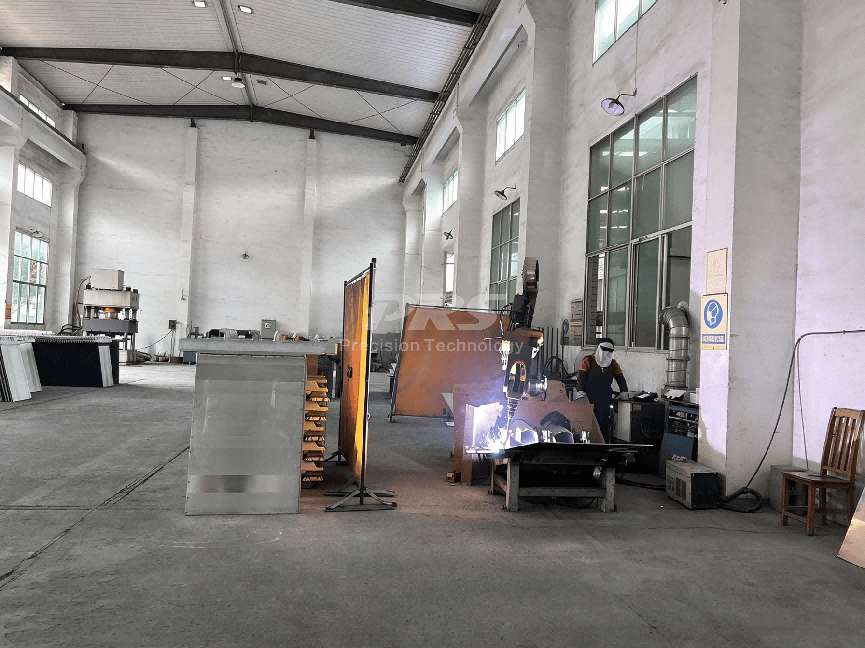 Robotic double-sided welding between conductive beam and aluminum cathode plate