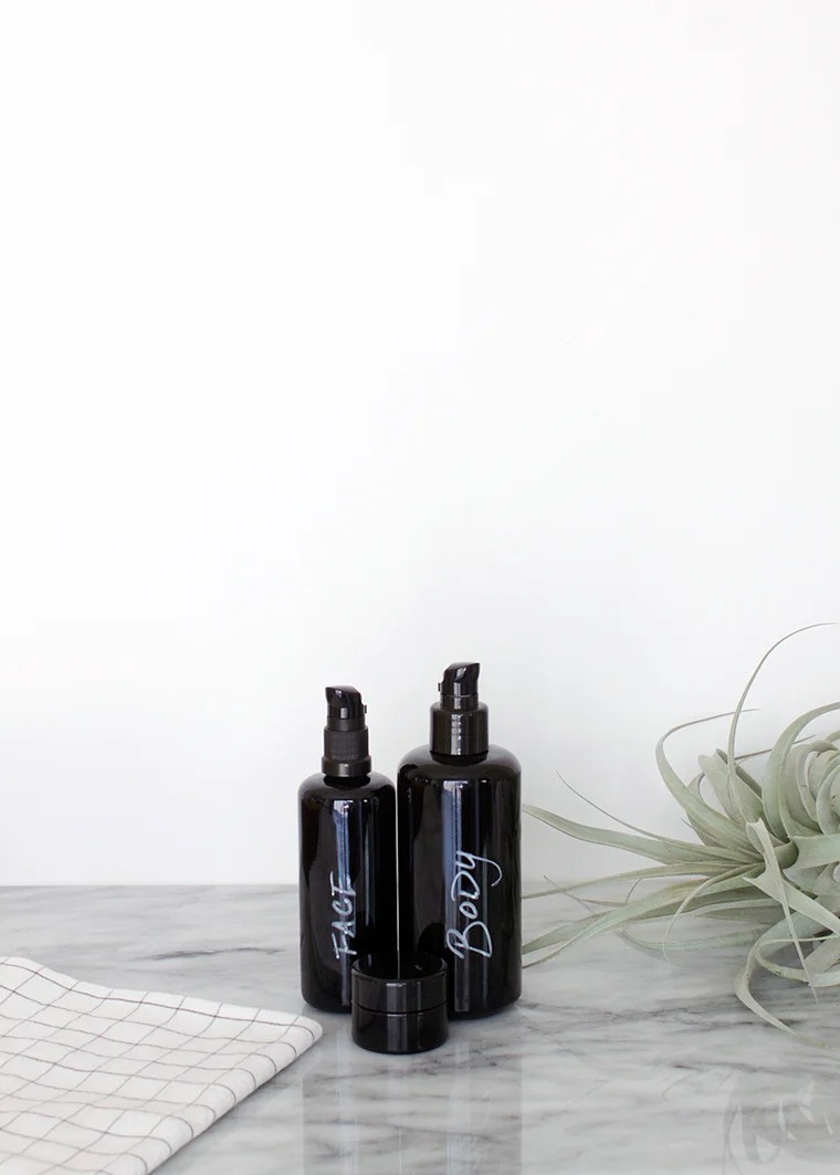 Minimalist Modern Bathroom Supplies | Infinity Jars: Decluttering the bathroom and organizing it with eco-friendly products while giving it a minimalist look. @copycatchic | home decor and design