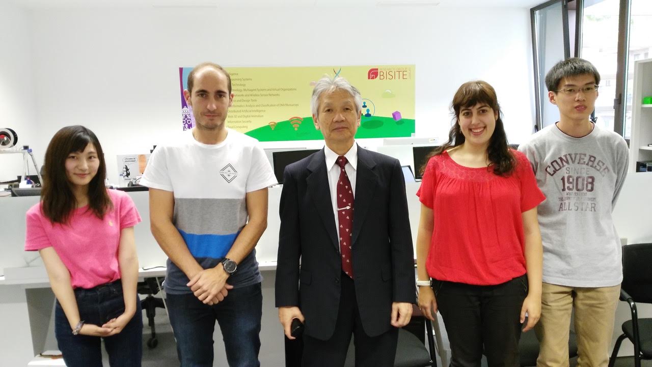 El Profesor Oshima con algunos estudiantes de OIT en BISITE