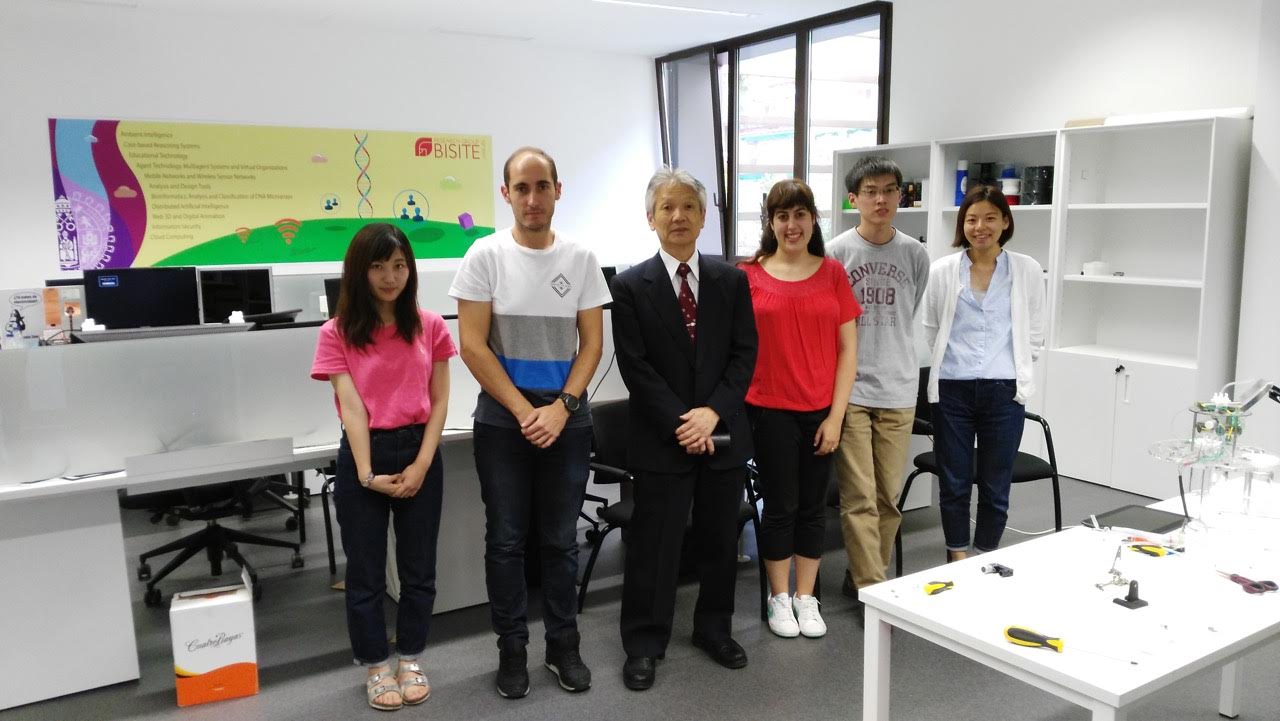 El Profesor Oshima con algunos estudiantes de OIT en BISITE