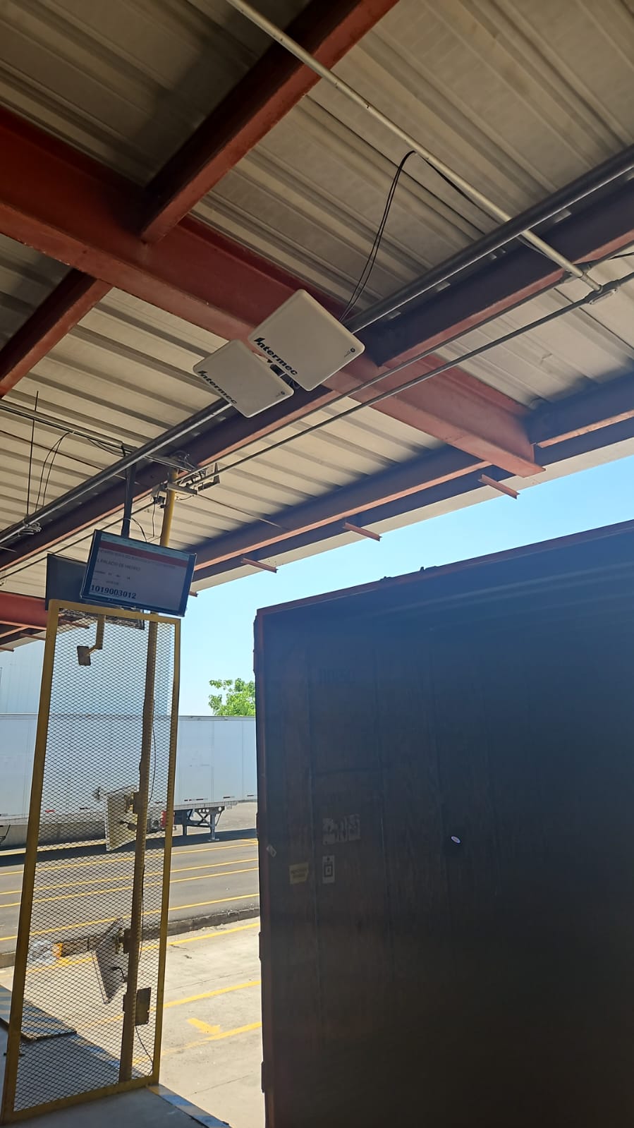 Antenas de RFID con un lector e la carga de un camión.