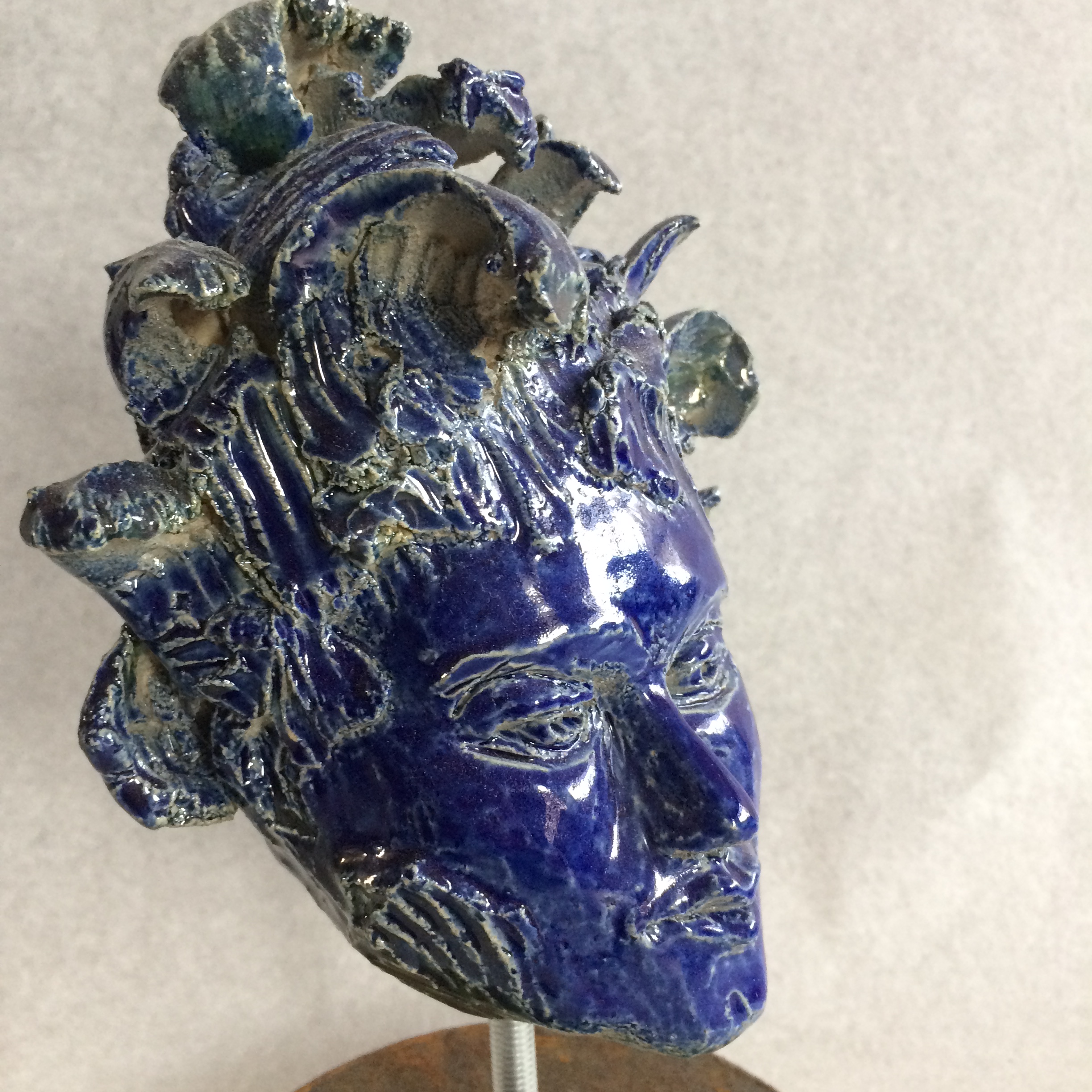 Bleu tête sur socle