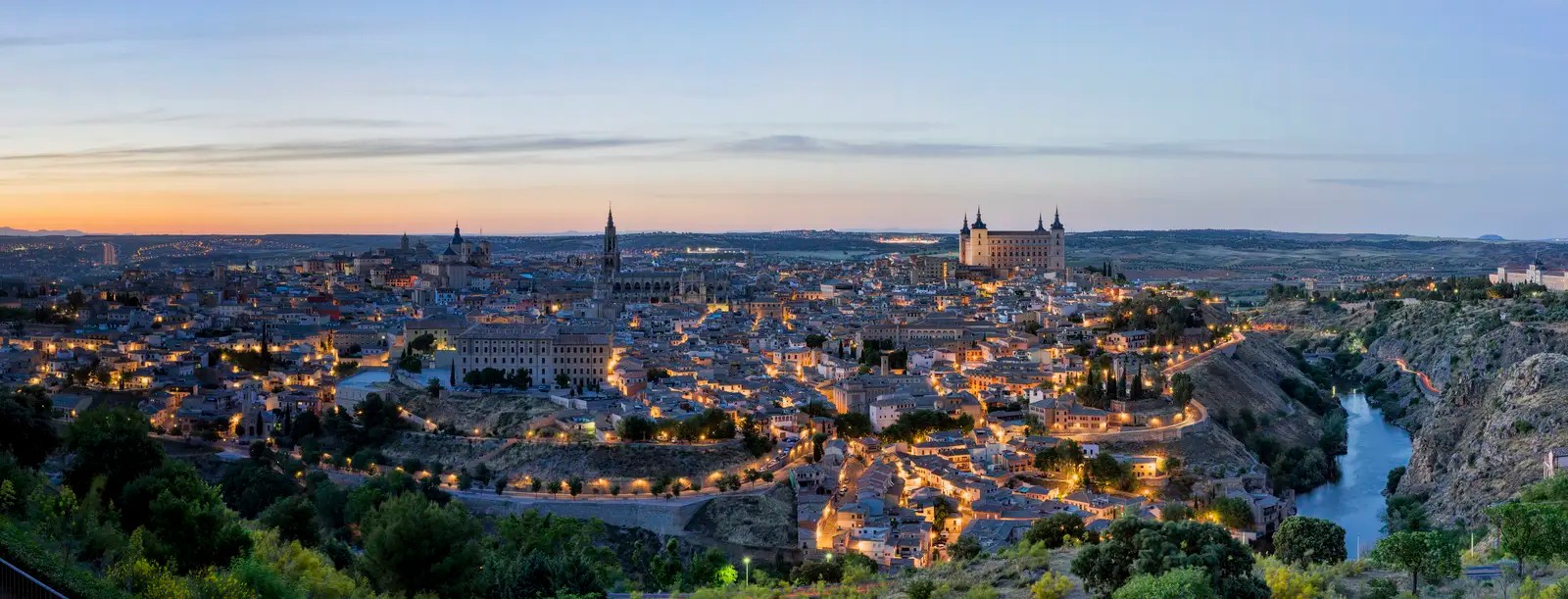 Toledo iluminado al atardecer desde el Mirador del Valle