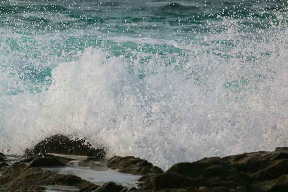 Exploding Wave Droplets Over Rocks
