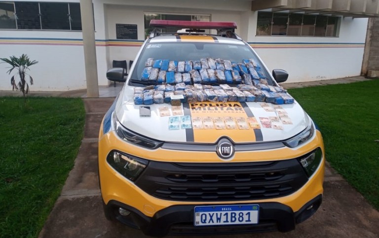 HOMEM É PRESO COM 30 QUILOS DE MACONHA NA MG-188, EM GUARDA-MOR