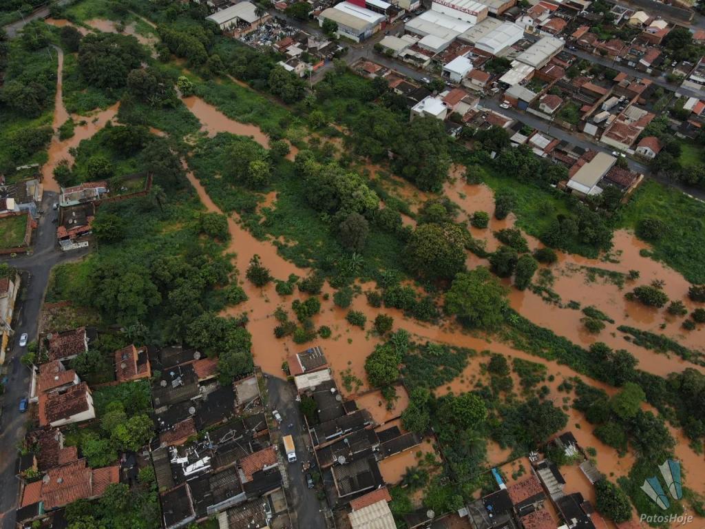 PATOS DE MINAS: FALCÃO AMPLIA DECRETO DE EMERGÊNCIA PARA ESTADO DE CALAMIDADE E ALERTA QUE RIO CONTINUA SUBINDO