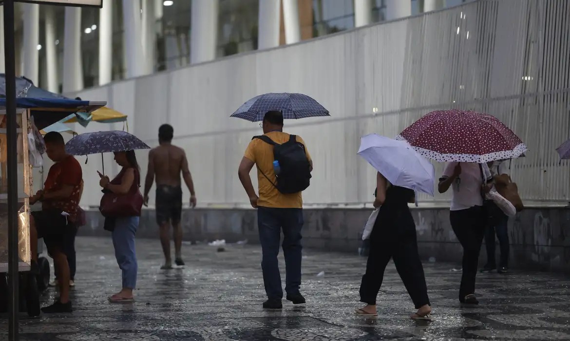 País com maioria das regiões em alerta de chuvas intensas nesta quarta