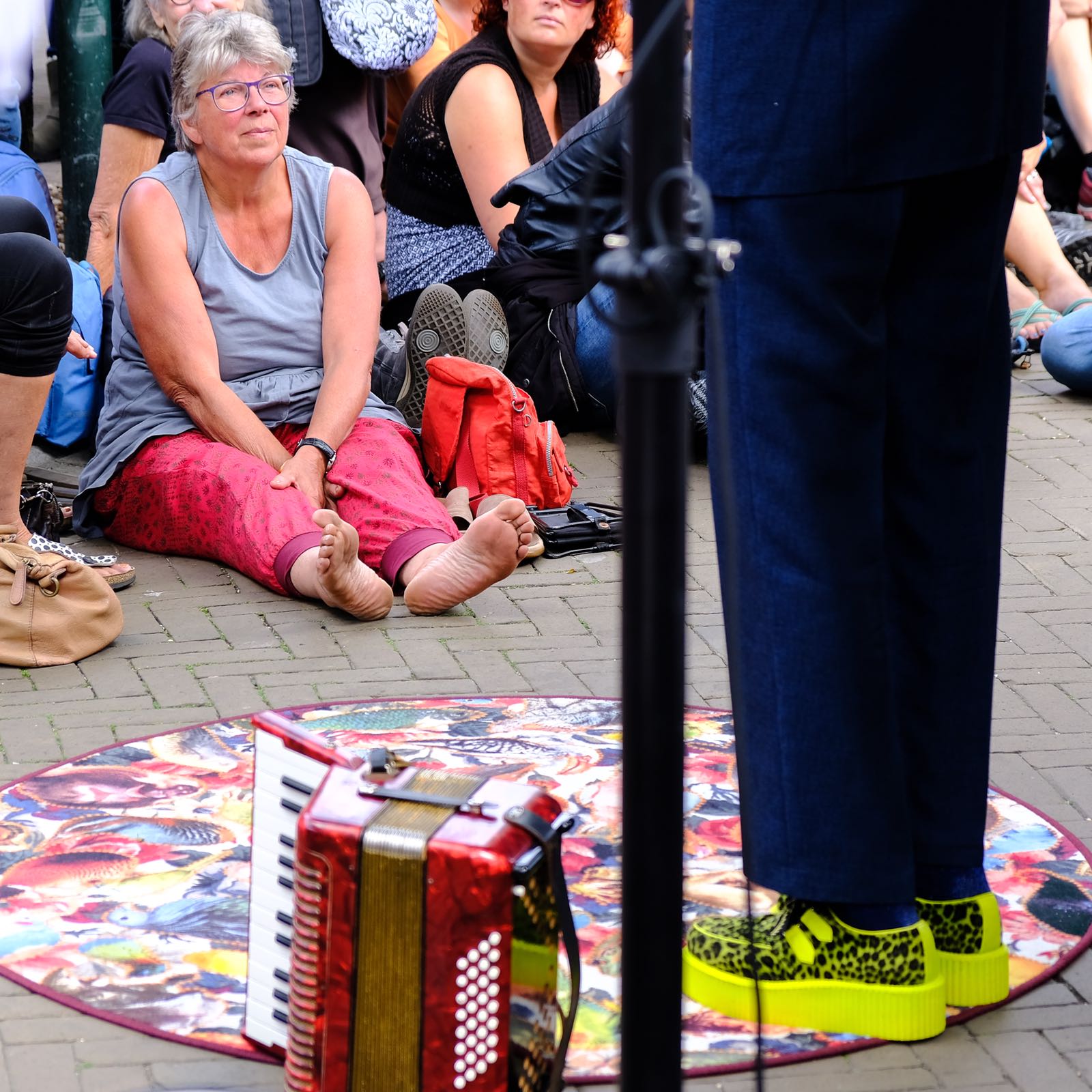 De rode accordeon en geelgroene schoenen van Marijke Boon