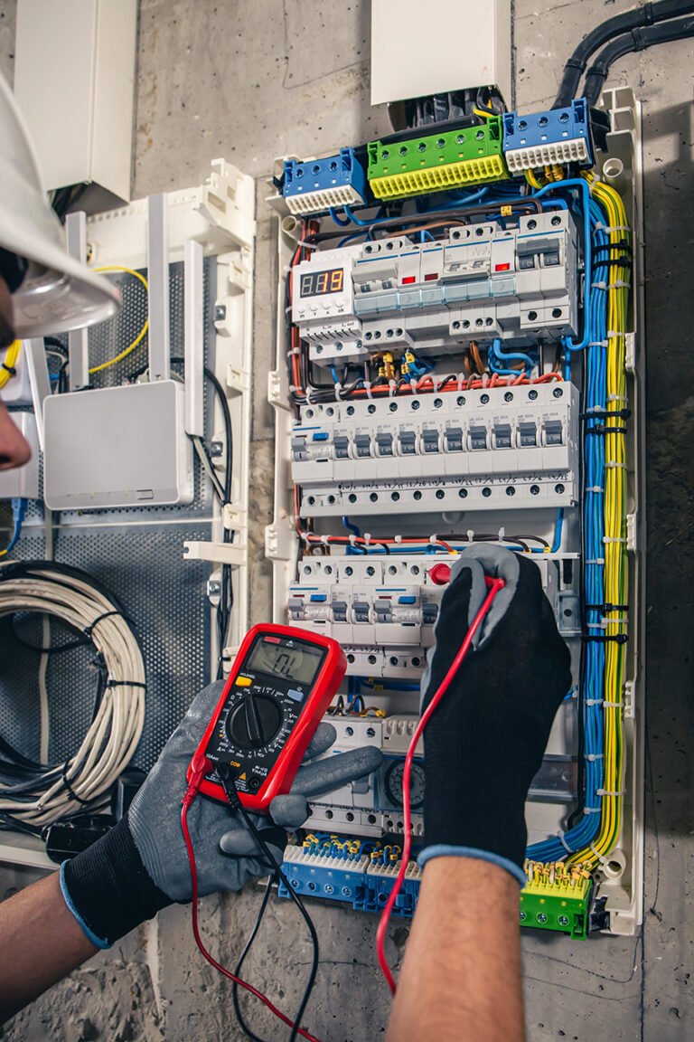 Trabajo técnico en un tablero eléctrico, imagen ilustrativa