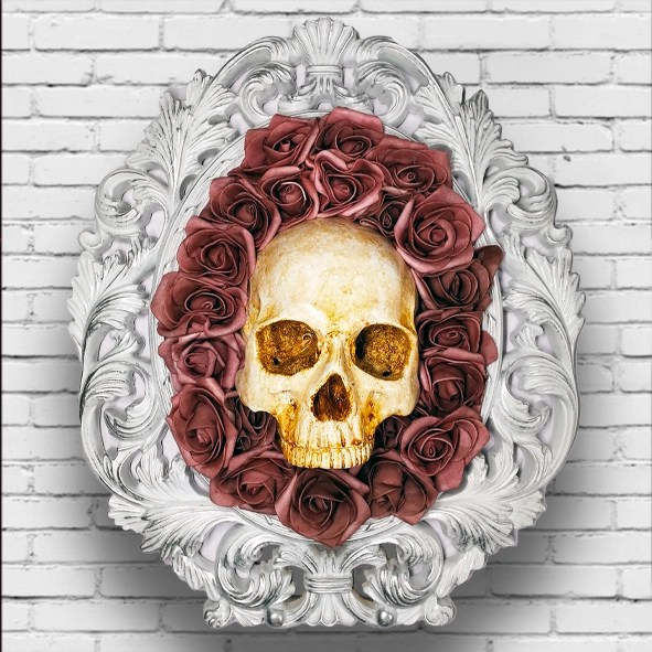 Marco Gótico Blanco con Calavera y Rosas Rosas