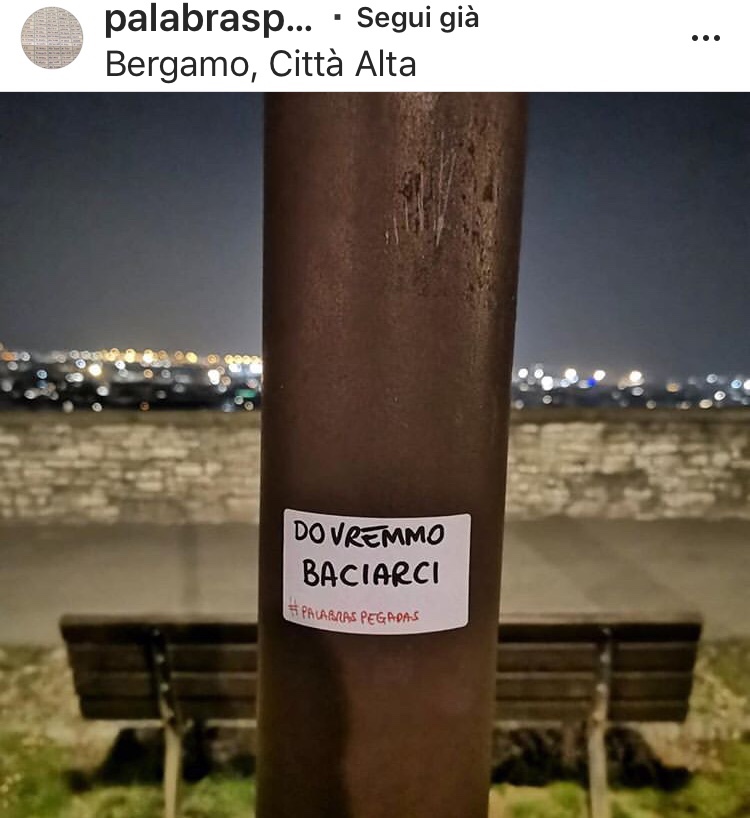 Sticker #palabraspegadas sulle Mura a Bergamo