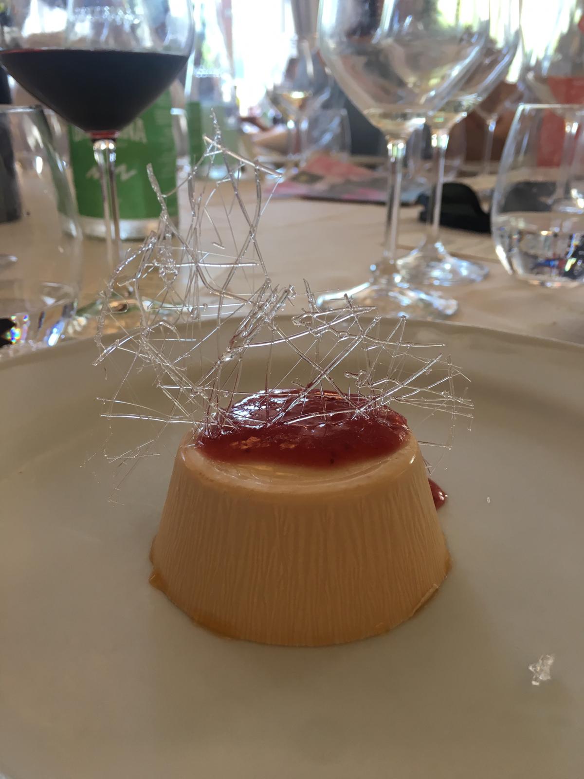 Dolce al caramello con decorazione di zucchero