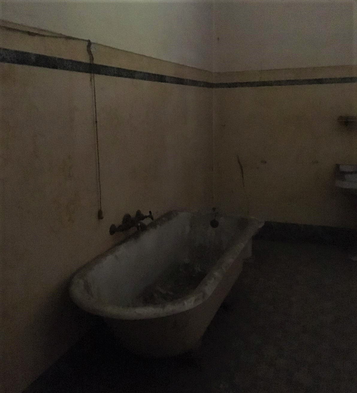 Vasca da bagno in una villa disabitata