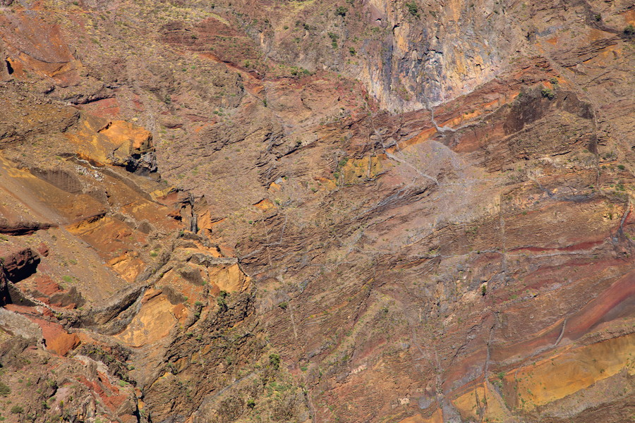Le rocce che costituiscono l'interno della caldera.