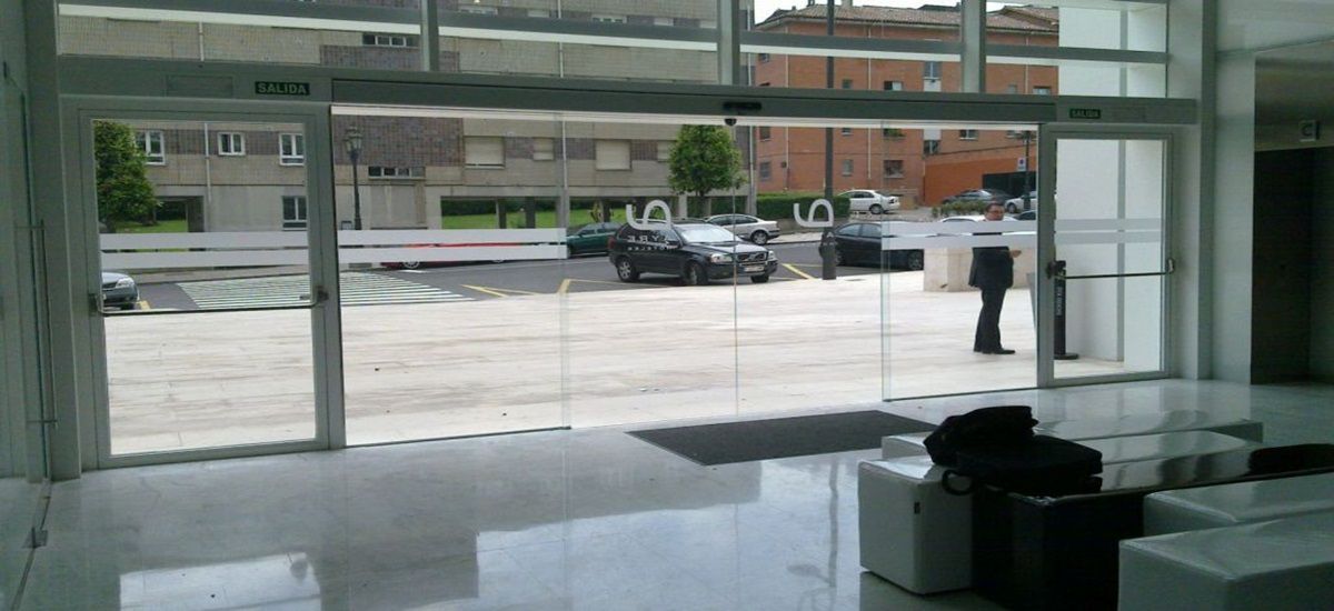 Inodoro, barras de apoyo y receptáculo de ducha. Puerta AutomÃ¡tica de Vidrio | Puertas Corredizas Automaticas