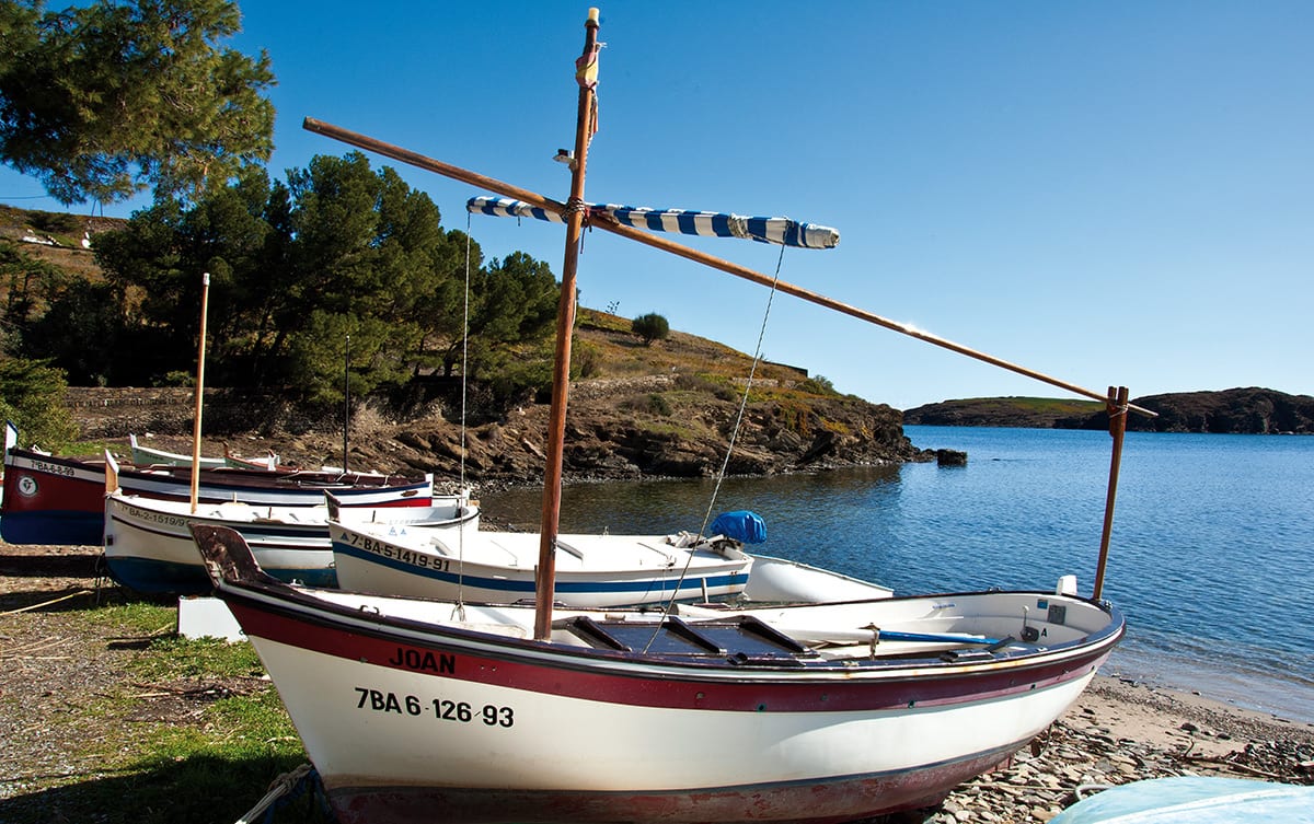 gestrandete Fischerboote in der Nähe von Cadaqués