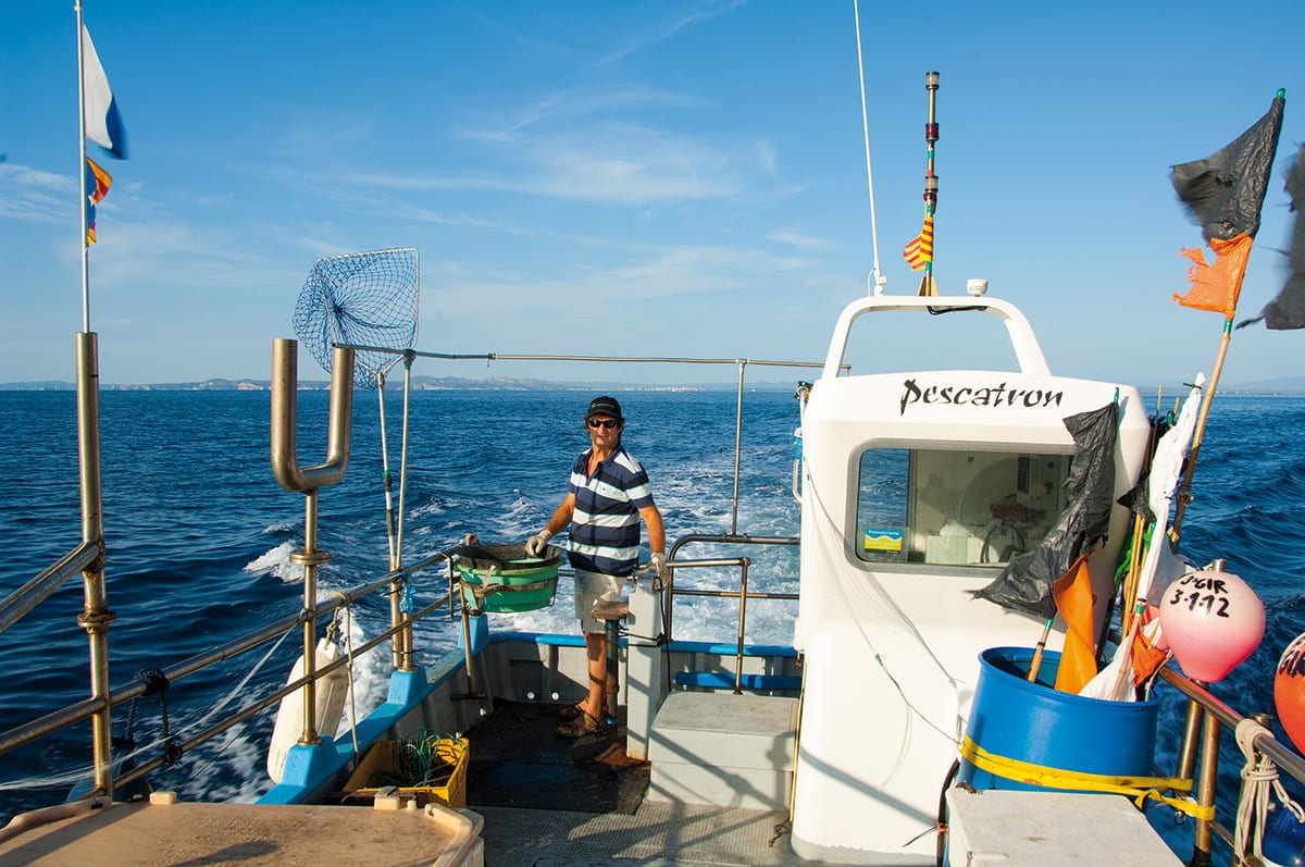 Der Fischer auf seinem Fischerboot