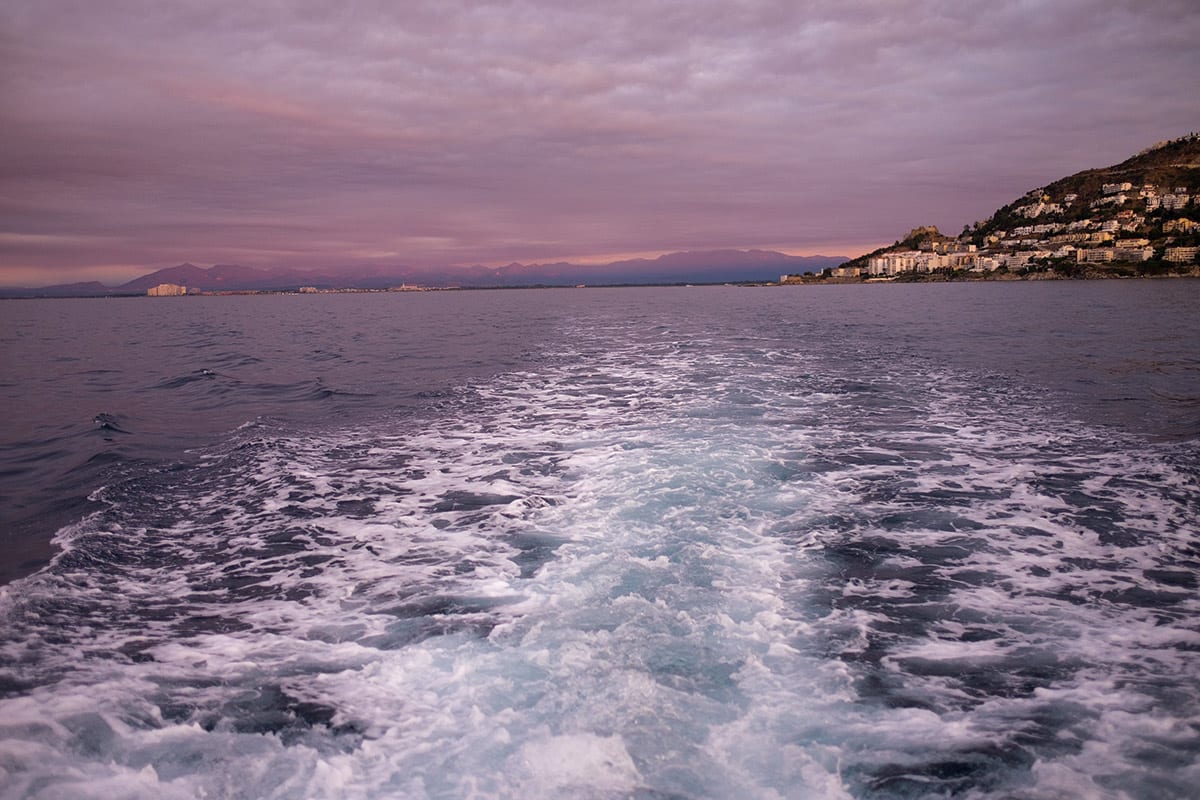Heckwasser hinter dem Fischerboot